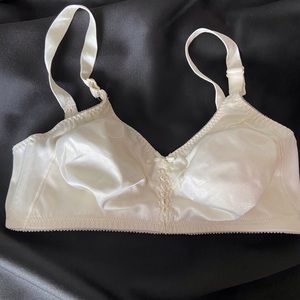 Full figured, cream bra by Bali 38D